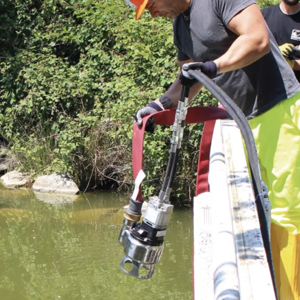 Arbeider som bruker Doa sp21 hydraulisk senkepumpe