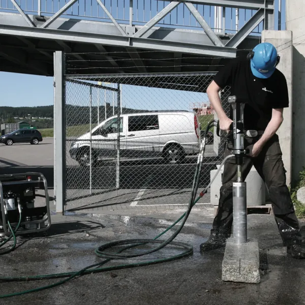 doa-ak45-kjernebormaskin2-1080_1_2 En arbeider som bruker DOA AK46 hydraulisk kjernebor til å borre i skifer.