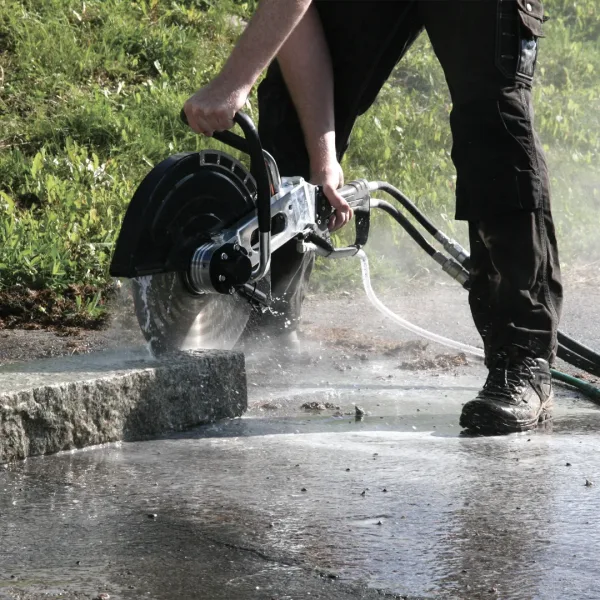 Arbeider som kutter med Doa hydraulisk kappsag