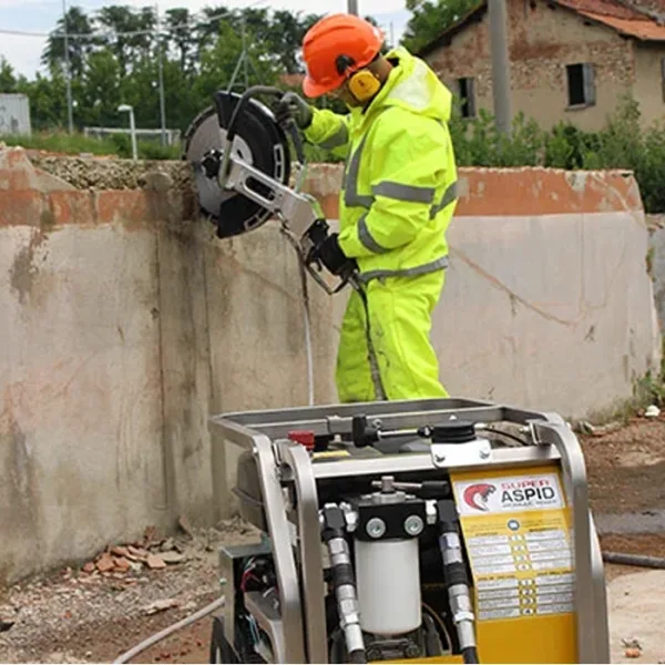 Doa Super Asprid, hydraulisk aggregat i arbeid med hydraulisk kappsag fra Doa