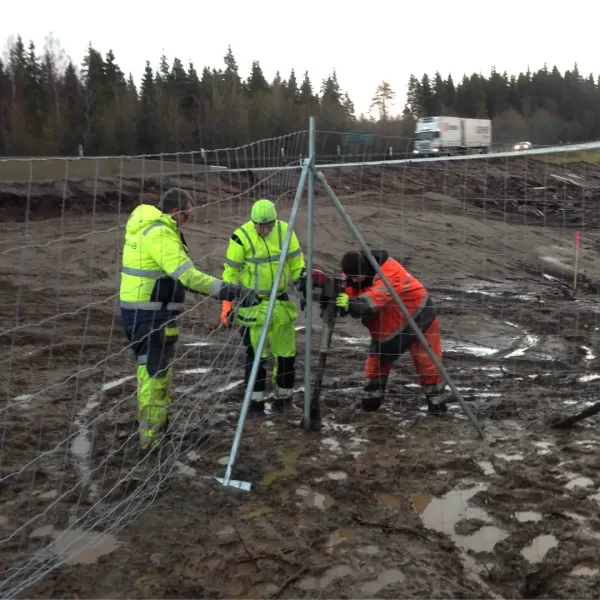 operatør bruker stolpebanker i våt jord