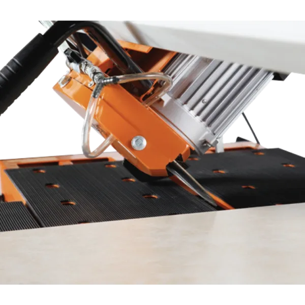 Nærbilde av saghodet på Gölz TS250 vinklet for 45 graders gjæringskutt (Jolly-kutt) i fliser.