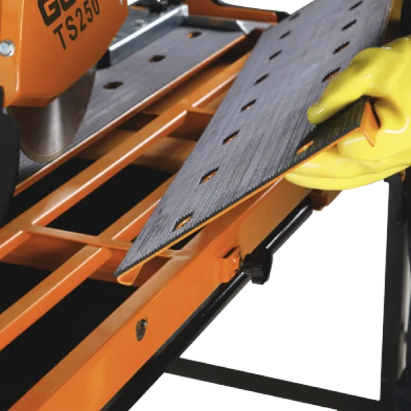 Nærbilde av saghodet på Gölz TS250 vinklet for 45 graders gjæringskutt (Jolly-kutt) i fliser.