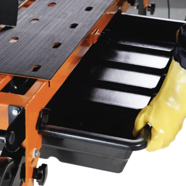 Uttakbar vannbalje i plast på Gölz TS250 bordsag for effektiv vannmating og rengjøring.