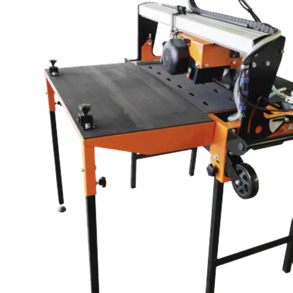 Gölz TS250 flissag montert med ekstra sidebord for støtte ved kapping av store fliser og plater.