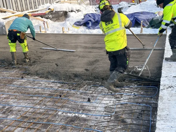 Betongherdekabel_2 Arbeidere har lagt ned betongherdekabel og legge betong over