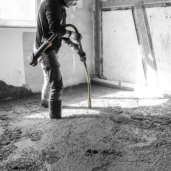 Arbeider som bruker Rokamat stavvibrator