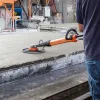 rokamat_skate_c_93060_2_700 Arbeider som bruker Rokamat Skate C for å glatte ut betong