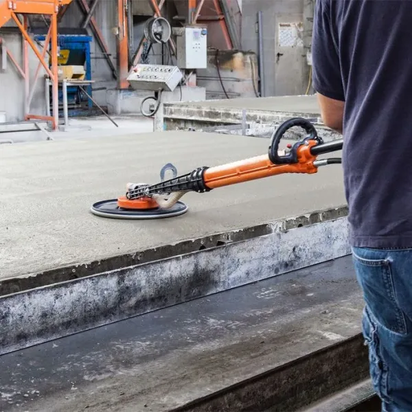 rokamat_skate_c_93060_2_700 Arbeider som bruker Rokamat Skate C for å glatte ut betong