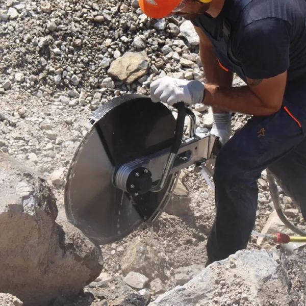 Arbeider som kutter stein med Doa DC20, DC22 hydraulisk kappesag