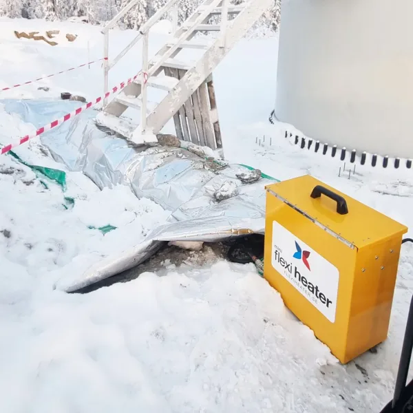 Flexi Heater Mini Universal teletiner i bruk med slangetrommel og isolasjonsmatter i snødekt terreng.