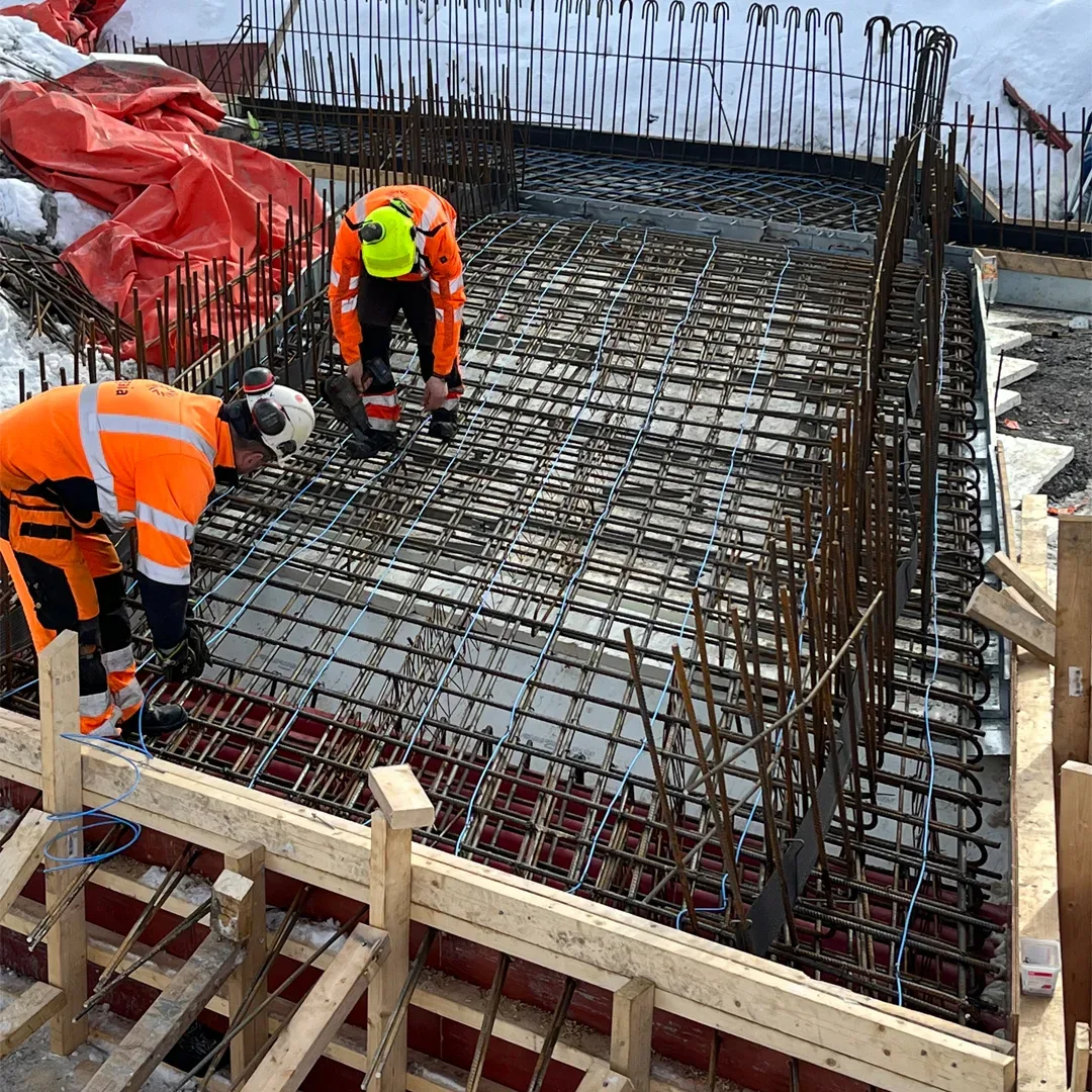 Arbeider legger betongherdekabel