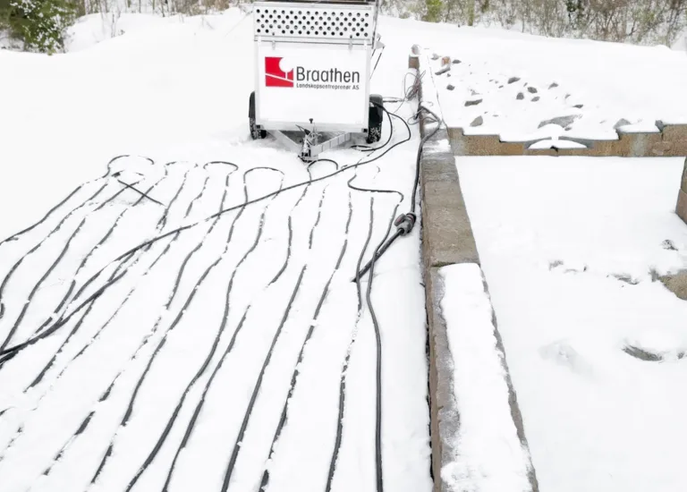 Flexi Heater Midi teletiner hos Braathen Landskap, med utlagte varmeslanger i snødekt terreng.