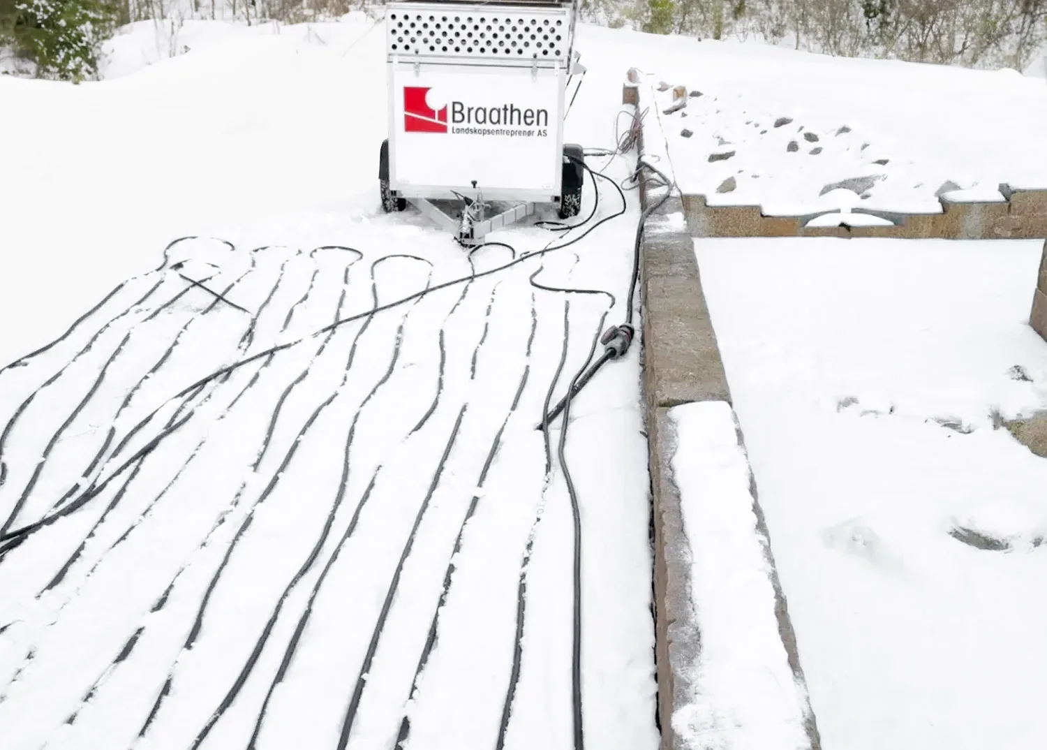 Flexi Heater Midi teletiner hos Braathen Landskap, med utlagte varmeslanger i snødekt terreng.