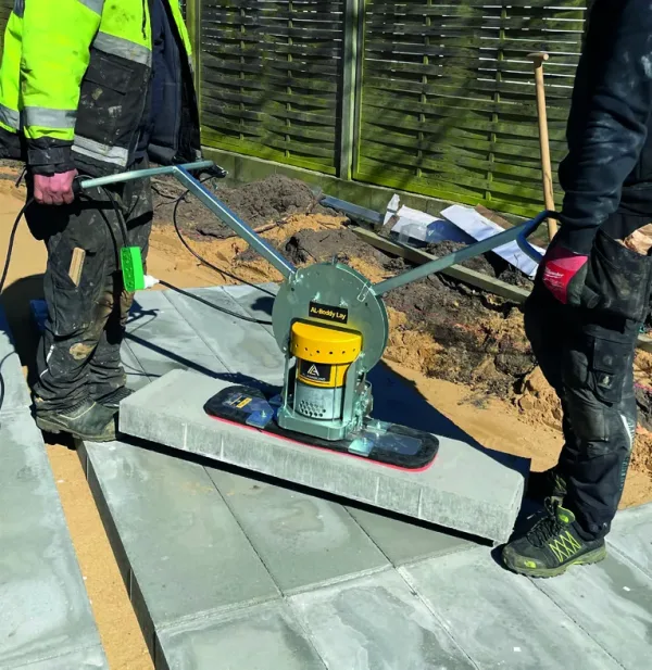 AL-Boddy Lay To arbeidere som legger beleggningsstein ved hjelp av Boddy Lay vakkumløfter