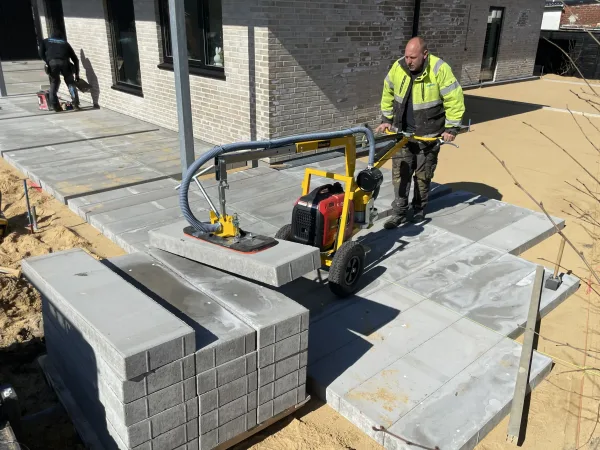 AL-Rollovac 200 Petrol2 Al-Rollovac 200 Petrol vakuumløfter i arbeid med å løfte heller