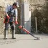 Arbeider som bruker Rokamat Skate for å glatte ut betong