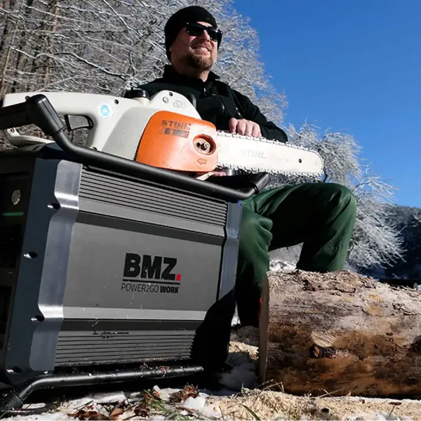 En arbeider som bruker BMZ Power2GO Work med en Stihl kjedesag