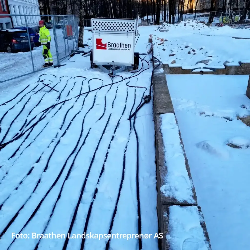Flexi Heater Midi teletiner hos Braathen Landskap, med utlagte varmeslanger i snødekt terreng.