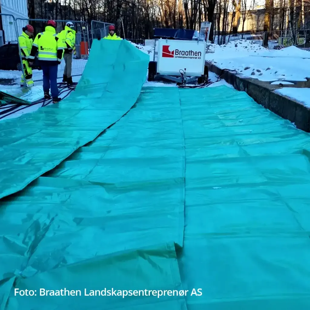 Flexi Heater Midi teletiner hos Braathen Landskap, med utlagte varmeslanger i snødekt terreng.