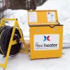 Flexi Heater Mini Universal teletiner plassert ved siden av slangetrommel og isolasjonsmatter i snødekt terreng.