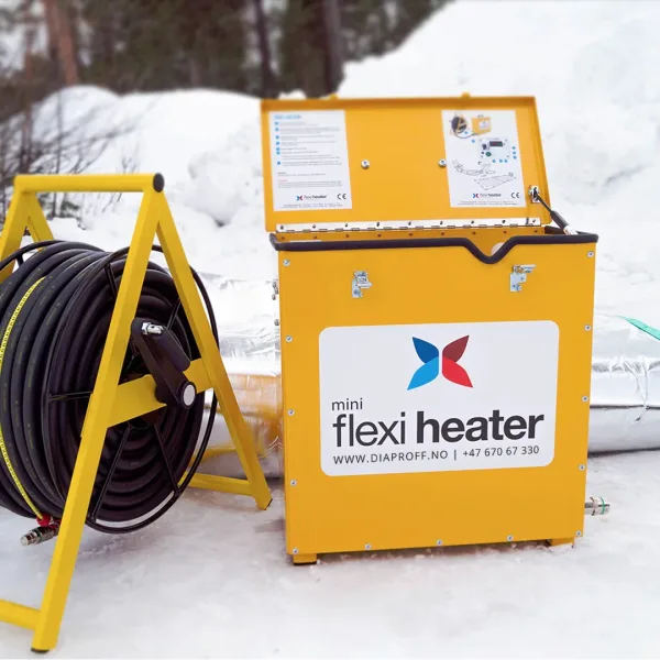 Flexi Heater Mini Universal teletiner plassert ved siden av slangetrommel og isolasjonsmatter i snødekt terreng.