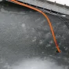 Vinterslange som frakter frostfritt vann gjennom fryst vann