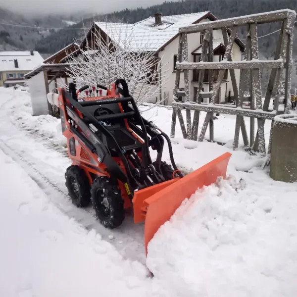 workyquad-minilaster-snoplog Worky Quad minilaster i bruke med snøplog