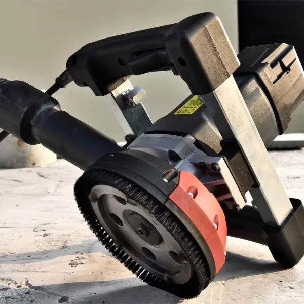 Betongsliper G5 i bruk for å slipe et betonggulv