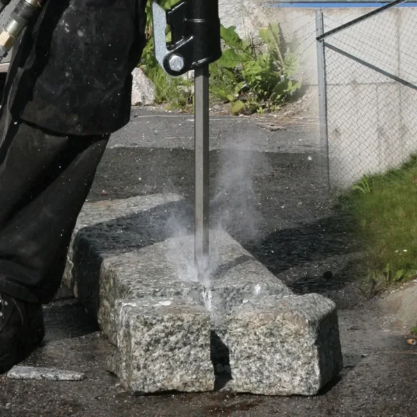 doa-pigghammer-1 nærbilde av en arbeider som bruker en pigghammer fra doa hydraulic tools