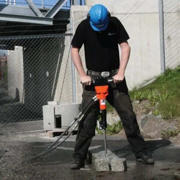 doa-pigghammer-2 Arbeider som bruker en pigghammer fra doa hydraulic tools i skifer