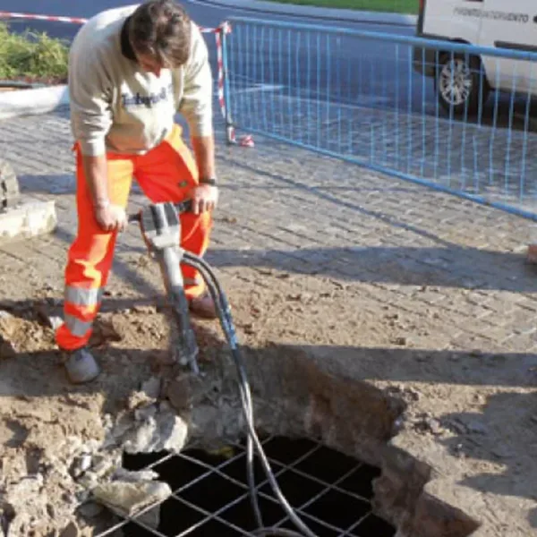 doa-pigghammer-700-2 Arbeider som bruker en pigghammer fra doa hydraulic tools i armert betong