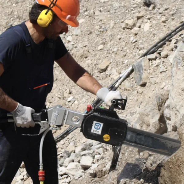 Arbeider som bruker DOA HDS 5 hydraulisk kjedesag til å kutte stien