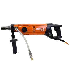 Gölz HDM22 kjernebormakin sett fra siden. Vi ser det innebygde vateret