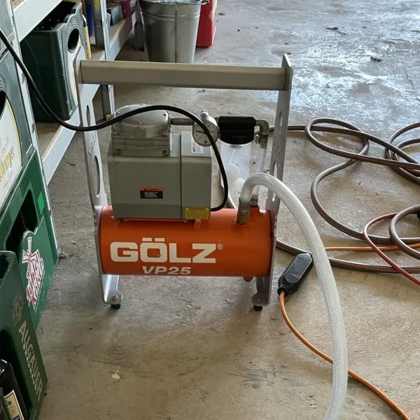Vakuupumpe VP25 i bruk på et verksted