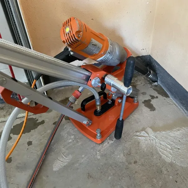 Gölz Kjernebormaskin montert på et borstativ