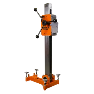 KB500-kjerneborstativ-1-1080 GÖLZ KB500 kjerneborstativ i oransje stål med tannstang og matespake, vist uten motor på hvit bakgrunn.