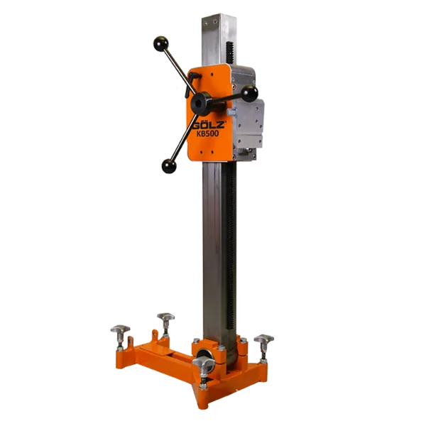 GÖLZ KB500 kjerneborstativ i oransje stål med tannstang og matespake, vist uten motor på hvit bakgrunn.