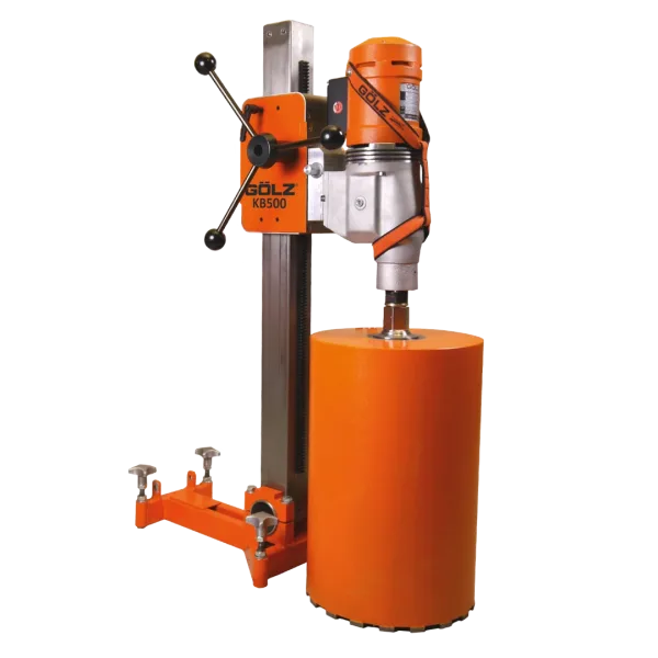 GÖLZ KB500 kjerneborstativ montert med elektrisk kjerneboringsmaskin og et stort oransje diamantkjernebor.