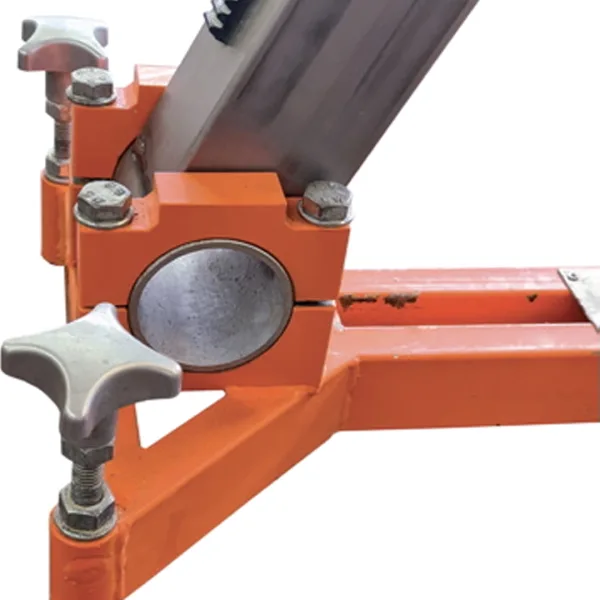 Detaljbilde av fotplaten på GÖLZ KB500 kjerneborstativ med justeringsskruer for stabil montering på ujevnt underlag.