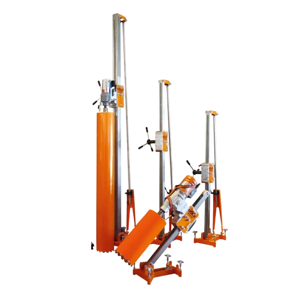 Utvalg av GÖLZ kjerneborstativ i ulike størrelser, inkludert KB500 med støttestag og vinklingsbart stativ for skråboring i betong.